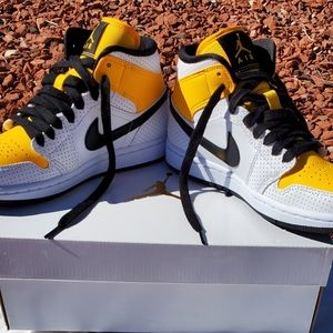 Nike WMNS Air Jordan 1 Mid White/Black-University Gold SIZE: 5